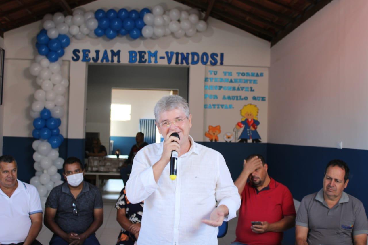 Prefeito anuncia quatro novas escolas, uma creche e três quadras poliesportivas, durante reinauguração de escola