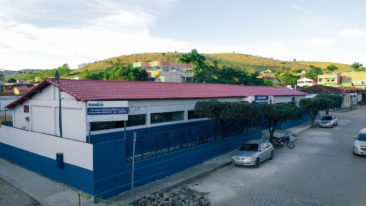 Prefeito anuncia quatro novas escolas, uma creche e três quadras poliesportivas, durante reinauguração de escola