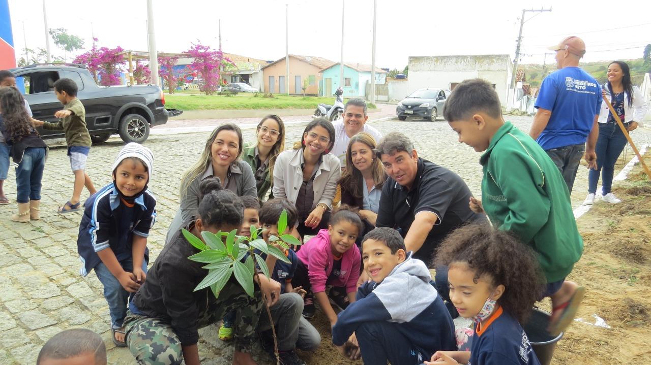 Equipes voluntárias se unem em ação de revitalização da Ilha Tropical, em Medeiros Neto