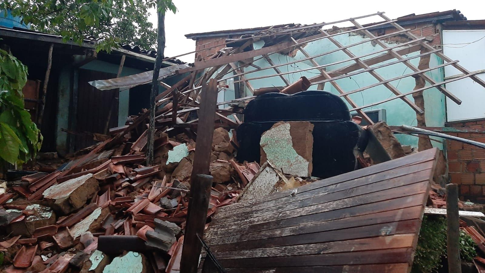 Tio e sobrinho ficam feridos após casa desabar durante temporal, em Medeiros Neto