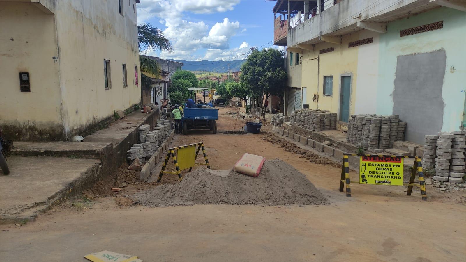 Prefeitura de Itanhém inicia pavimentação da rua Demóstenes Dias, no bairro Grinaldo Medeiros