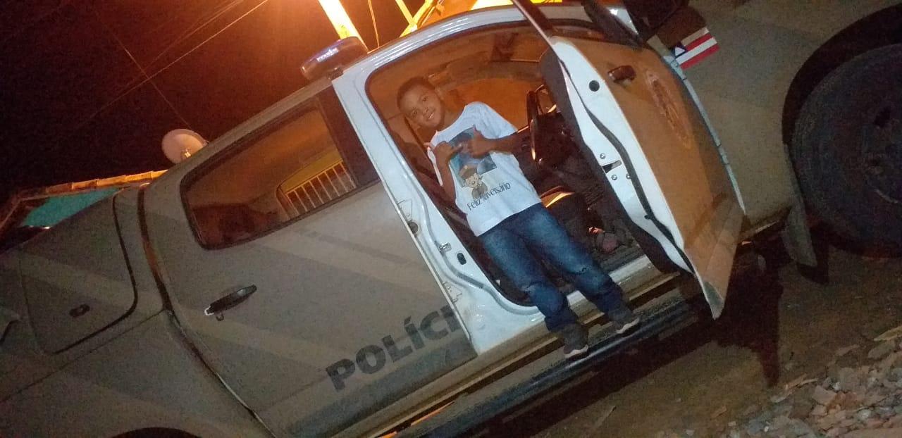 Policiais da 44ª participam de aniversário de criança que é fã da PM