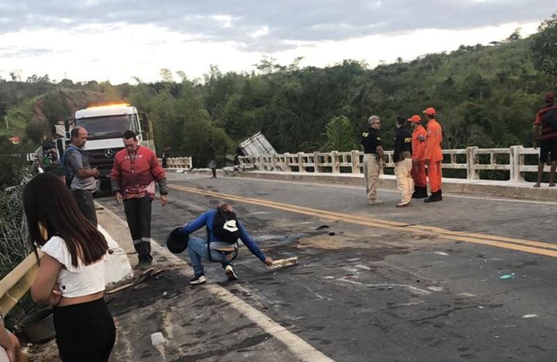 BR101: acidente envolvendo carretas, carros e viaturas deixa duas vítimas fatais em Teixeira